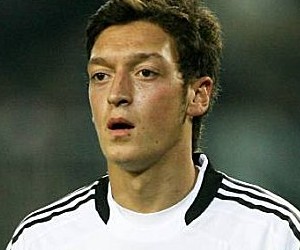 Neofici�lne: Mesut Oezil by sa mal sta� hr��om United !!!